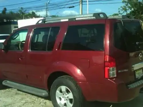 Nissan Pathfinder LE 2005