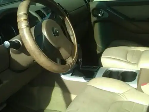 Nissan Pathfinder LE 2005