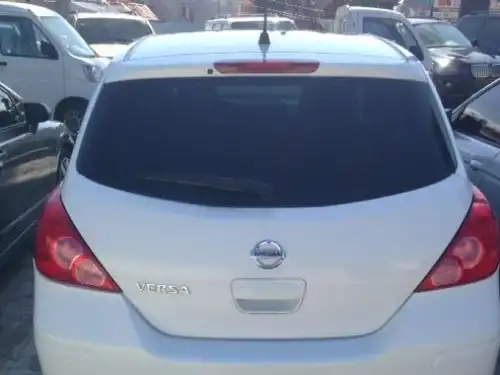 Nissan Versa Hatchback 2010