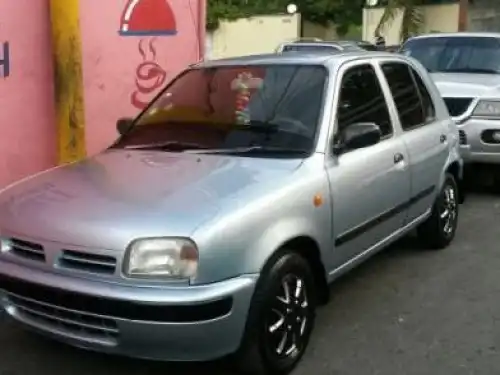 Nissan march 2000 comodo 