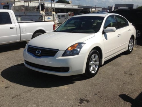 Nissan Altima 2009 bien equipado y bien nuevo