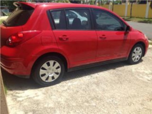 Nissan Versa roja 4 puertas