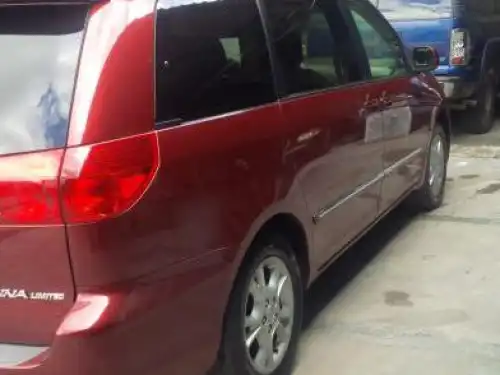 Preciosa Toyota Siena 2006 