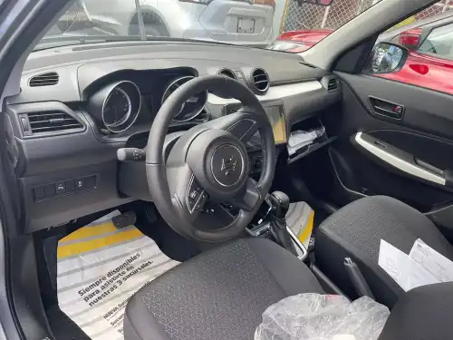 SUZUKI SWIFT 2023 DE LA CASA7500 KM 