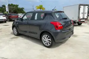 Suzuki Swift 2023 GRIS a 4 Puertas con Aros 16