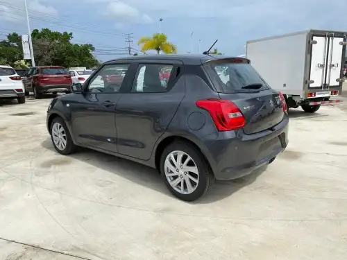 Suzuki Swift 2023 GRIS a ,4 Puertas con Aros 16