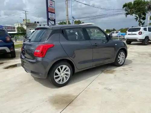 Suzuki Swift 2023 GRIS a ,4 Puertas con Aros 16