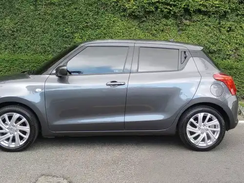 Suzuki Swift GLI 2023 Gris OSCURO, 4 Cilindros a 