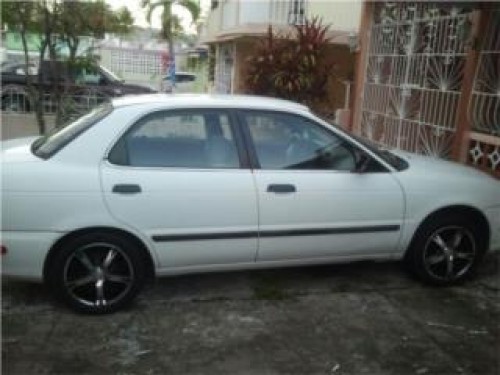 Suzuki 2002 blanco, cuatro puertas, auto.