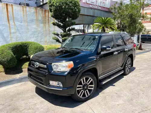 TOYOTA 4 RUNNER 2011 4x4 IMPECABLE 0 DETALLES 3 FILAS DE ASIENTOS SUNR