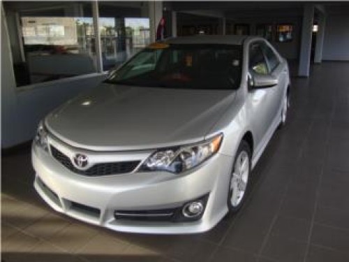 TOYOTA CAMRY SE 2013 COMO NUEVO 