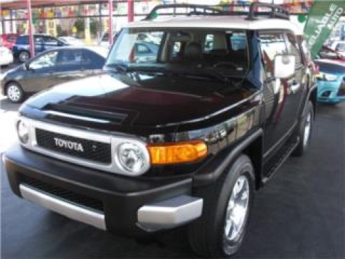 TOYOTA FJ CRUISER 2010 -COMO NUEVA