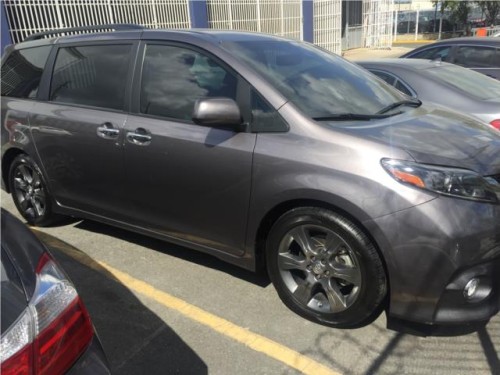 TOYOTA SIENNA GRIS