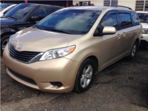 TOYOTA SIENNA LE 2011 DVD