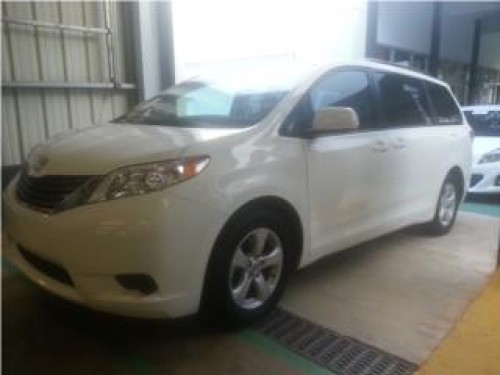 TOYOTA SIENNA LE 2012 BLANCA SOLO 11, 526 MILLAS