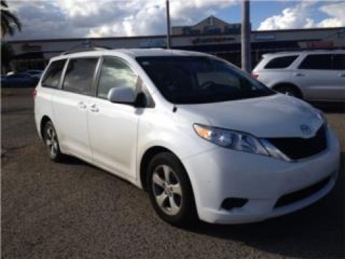 TOYOTA SIENNA LE 2012