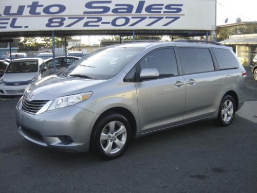 TOYOTA SIENNA LE 2012