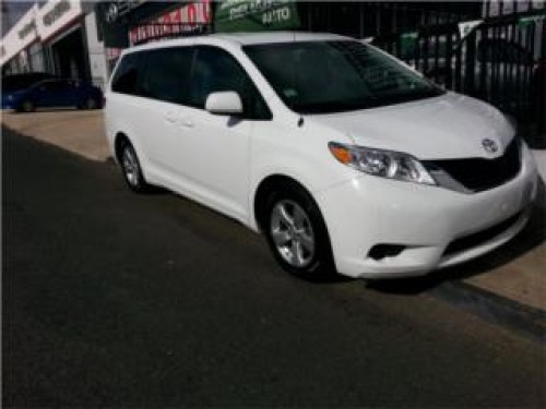 TOYOTA SIENNA LE 2012LA QUE ESTAS BUSCANDO