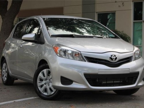 TOYOTA YARIS 2013 COMO NUEVA