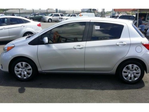 TOYOTA YARIS 2013 COMO NUEVO LLAMA NOS HOY