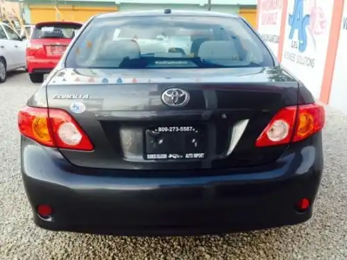 Toyota Corolla LE 2009
