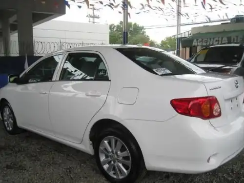 Toyota Corolla LE 2010