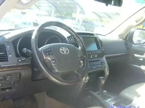 Toyota Land Cruiser VX 2011