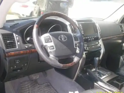 Toyota Land Cruiser VX 2013