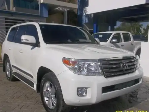 Toyota Land Cruiser VX 2013