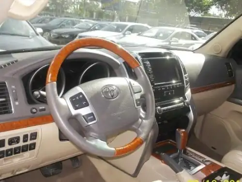 Toyota Land Cruiser VX 2013