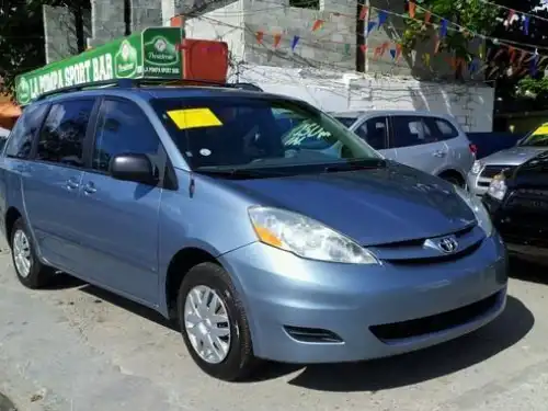 Toyota Sienna CE 2010