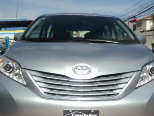 Toyota Sienna CE 2011