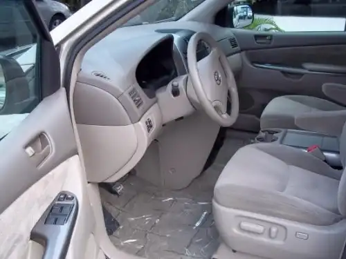Toyota Sienna LE 2009