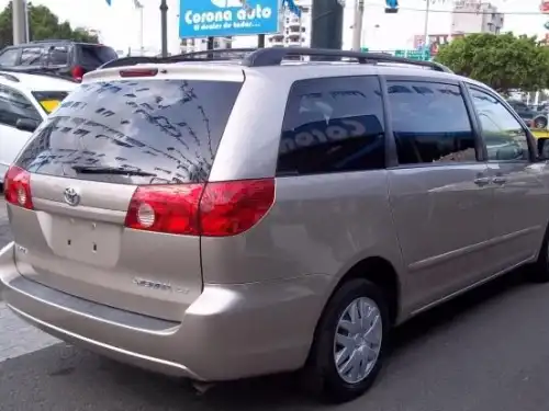 Toyota Sienna LE 2009