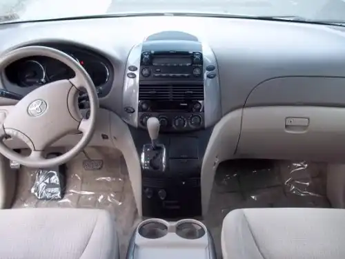 Toyota Sienna LE 2009