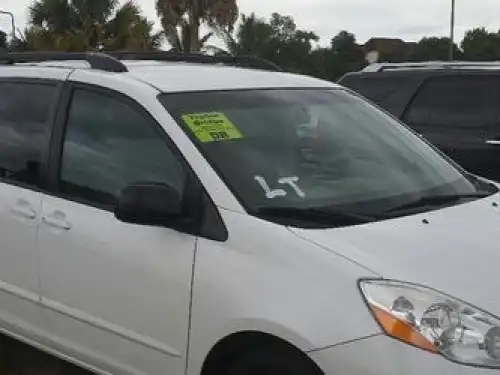 Toyota Sienna LE 2009
