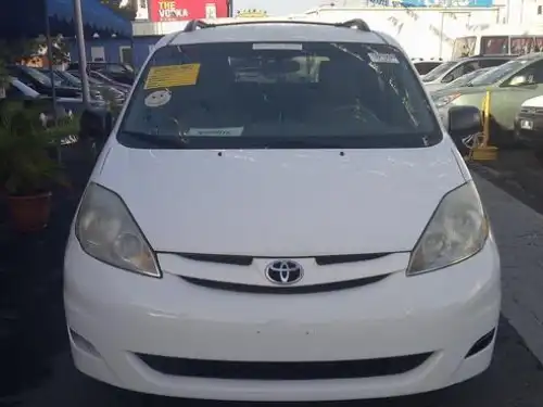 Toyota Sienna LE 2009