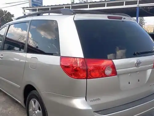 Toyota Sienna LE 2009
