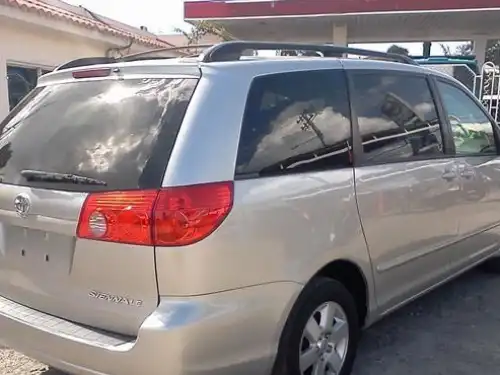 Toyota Sienna LE 2009