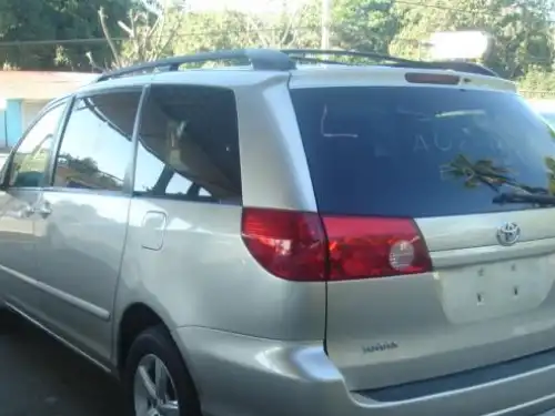Toyota Sienna LE 2009