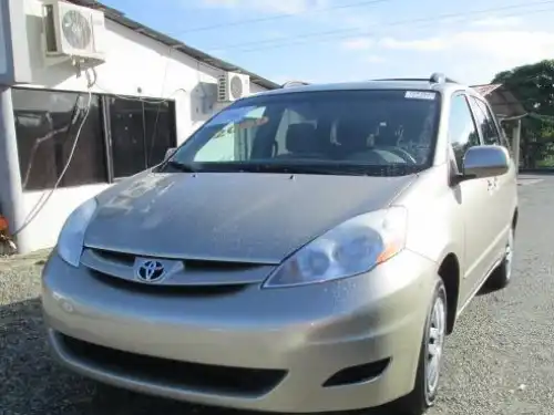 Toyota Sienna LE 2009
