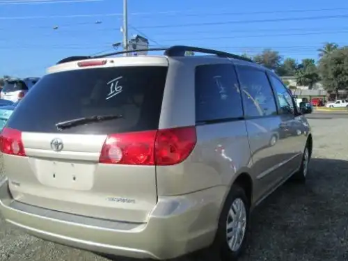 Toyota Sienna LE 2009