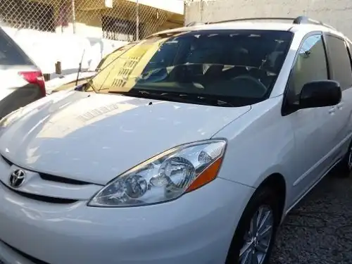 Toyota Sienna LE 2009