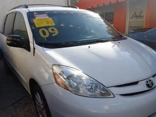 Toyota Sienna LE 2009