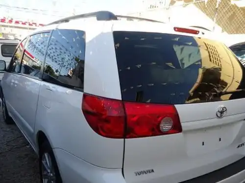 Toyota Sienna LE 2009
