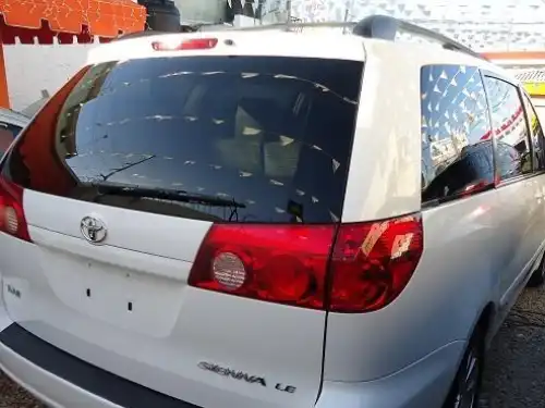 Toyota Sienna LE 2009