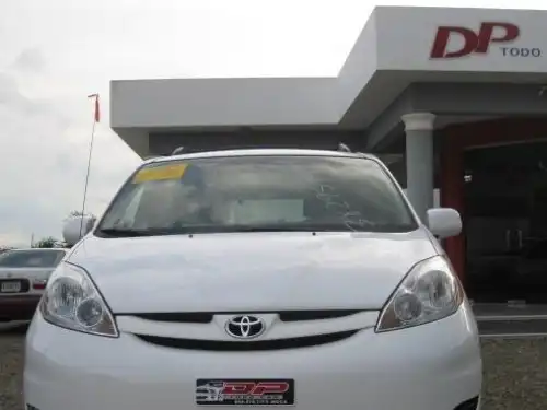 Toyota Sienna LE 2010