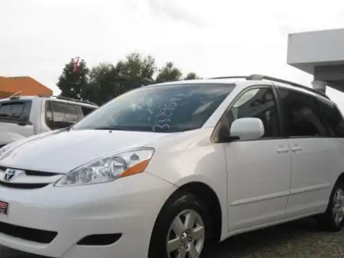Toyota Sienna LE 2010