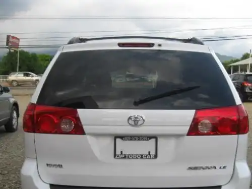 Toyota Sienna LE 2010