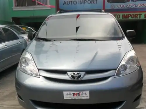 Toyota Sienna LE 2010